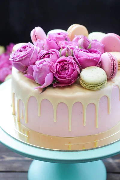 Torta Rosa Marfil Turquesa Con Chocolate Blanco Derretido Rosas Frescas —  Fotos de Stock