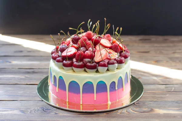 Blue Pink Violet Striped Cake Melted Chocolate Fresh Cheeries Strawberries — 스톡 사진
