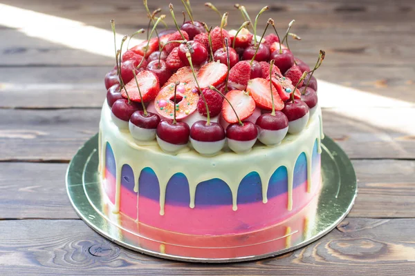 Blue Pink Violet Striped Cake Melted Chocolate Fresh Cheeries Strawberries — 스톡 사진