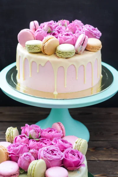 Bolo Rosa Marfim Turquesa Com Chocolate Branco Derretido Rosas Frescas — Fotografia de Stock