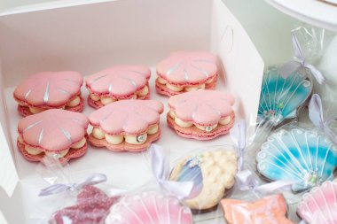Yumuşak pastel, pembe ve mavi renkte deniz kabuğu şekilli Fransız kurabiyeleri.