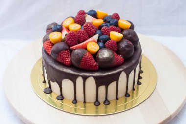 Koyu çikolatalı ve taze meyveli vanilyalı cheesecake, çilek, ahududu, yabanmersini ve kumkat.