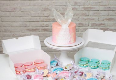 Balık kuyruklu pembe pasta, Fransız badem kurabiyesi, yumuşak pastel pembe, şeftali ve turkuaz deniz kabuklu bisküvi. 