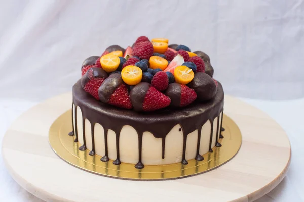 Tarta Queso Vainilla Con Chocolate Negro Bayas Frescas Fresas Frambuesas — Foto de Stock