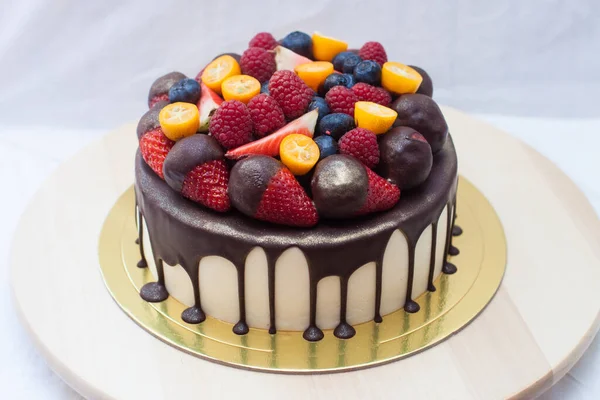 ダークチョコレートと新鮮なベリーとバニラチーズケーキ イチゴ ラズベリー ブルーベリーとクムキャット — ストック写真