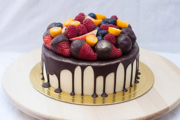 ダークチョコレートと新鮮なベリーとバニラチーズケーキ イチゴ ラズベリー ブルーベリーとクムキャット — ストック写真