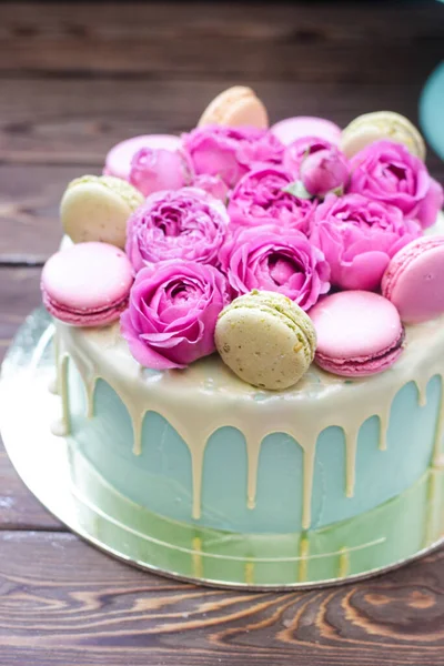 Gâteau Turquoise Chocolat Blanc Fondu Roses Fraîches Macarons Français — Photo