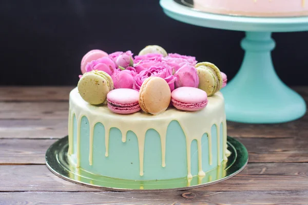 Gâteau Turquoise Chocolat Blanc Fondu Roses Fraîches Macarons Français — Photo