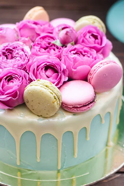 Torta Turquesa Con Chocolate Blanco Derretido Rosas Frescas Decoración Macarrones —  Fotos de Stock