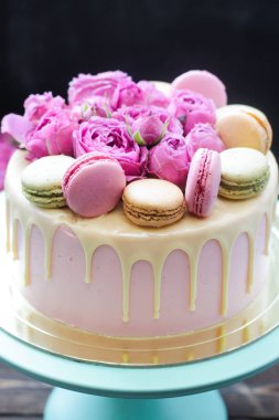 Her şey için pembe çiçek pastası. Çiçek dekorasyonu