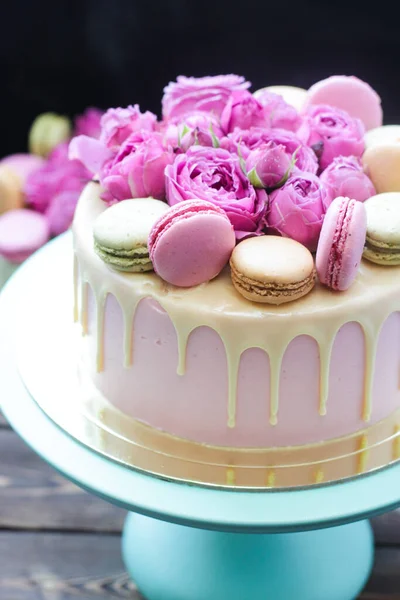 どんなイベントでもピンクの花のケーキ。花飾り — ストック写真