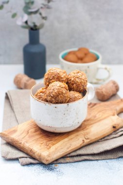 Lezzetli dekoratif yuvarlak mantarlardan oluşan el yapımı çikolatalı bonbon.