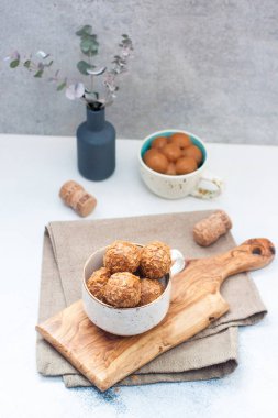 Lezzetli dekoratif yuvarlak mantarlardan oluşan el yapımı çikolatalı bonbon.