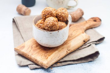 Lezzetli dekoratif yuvarlak mantarlardan oluşan el yapımı çikolatalı bonbon.