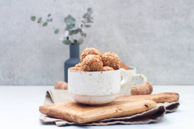 Lezzetli dekoratif yuvarlak mantarlardan oluşan el yapımı çikolatalı bonbon.