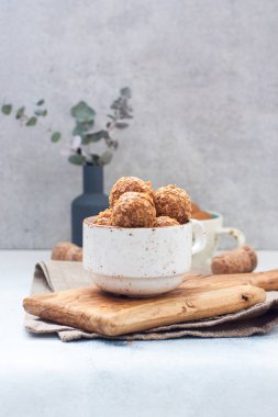 Lezzetli dekoratif yuvarlak mantarlardan oluşan el yapımı çikolatalı bonbon.