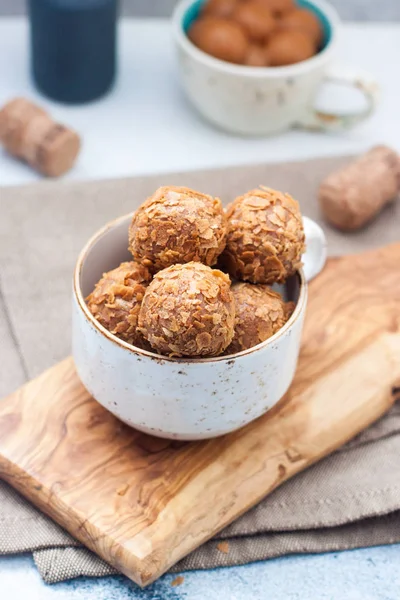 Lezzetli dekoratif yuvarlak mantarlardan oluşan el yapımı çikolatalı bonbon.