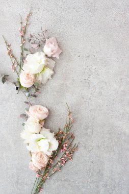 Gri taş zemin üzerinde yumuşak bahar çiçekleri, boşluğu kopyala.