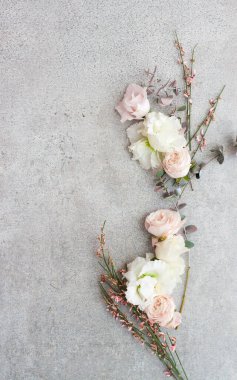 Gri taş zemin üzerinde yumuşak bahar çiçekleri, boşluğu kopyala.