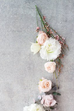 Gri taş zemin üzerinde yumuşak bahar çiçekleri, boşluğu kopyala.