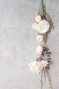 Gri taş zemin üzerinde yumuşak bahar çiçekleri, boşluğu kopyala.