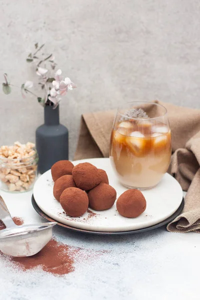 Licor Café Frío Con Trufas Chocolate Enrollado Cacao Polvo Sobre —  Fotos de Stock