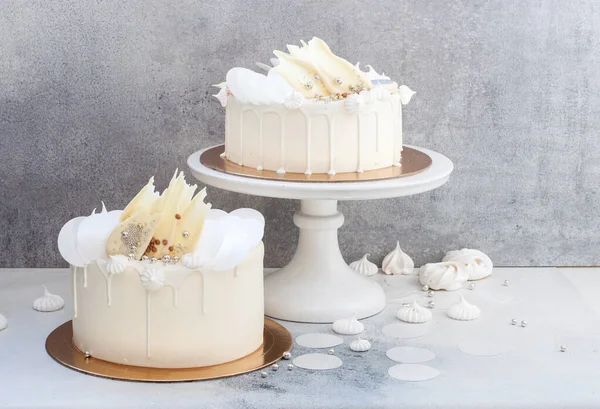 Elegante Pastel Blanco Decorado Con Chocolate Blanco Derretido Merengues Papel —  Fotos de Stock