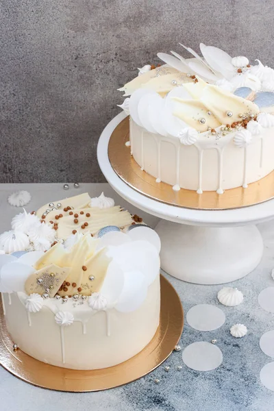 Gâteau Blanc Élégant Décoré Chocolat Blanc Fondu Meringues Papier Gaufre — Photo