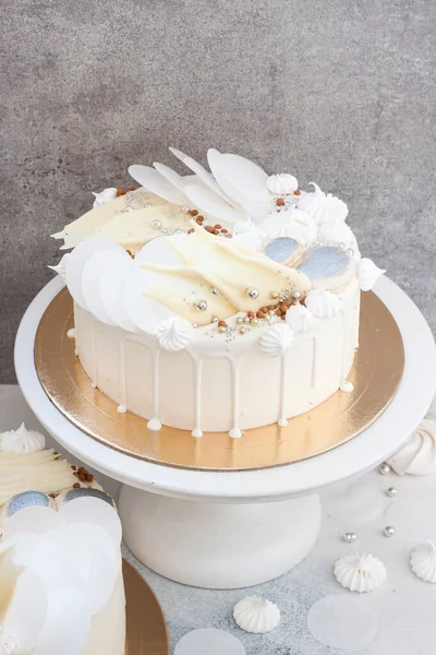 Gâteau Blanc Élégant Décoré Chocolat Blanc Fondu Meringues Papier Gaufre — Photo