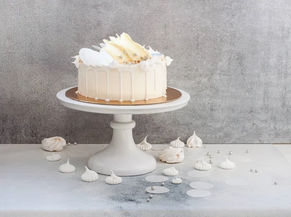 Eleganter Weißer Kuchen Mit Geschmolzener Weißer Schokolade Baiser Waffelpapier Und — Stockfoto