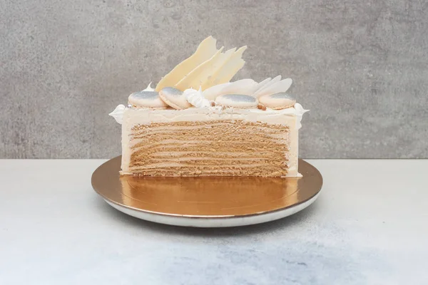 Fetta Torta Miele Strati Decorata Con Cioccolato Torta Bianca — Foto Stock