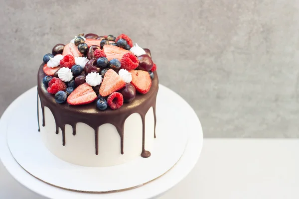 Λευκό Κέικ Λιωμένη Μαύρη Σοκολάτα Φρέσκες Φράουλες Μύρτιλλα Σμέουρα Και — Φωτογραφία Αρχείου