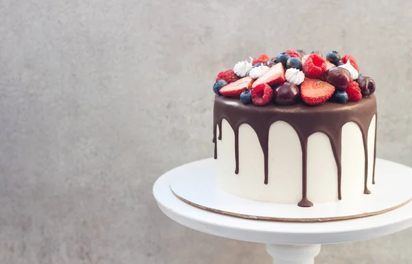 Bolo Branco Com Chocolate Escuro Derretido Morangos Frescos Mirtilos Framboesas — Fotografia de Stock