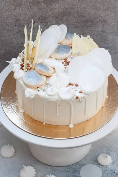 Elegantní Bílý Svatební Dort Čokoládovou Výzdobou Meringues Makróny Šedém Pozadí — Stock fotografie