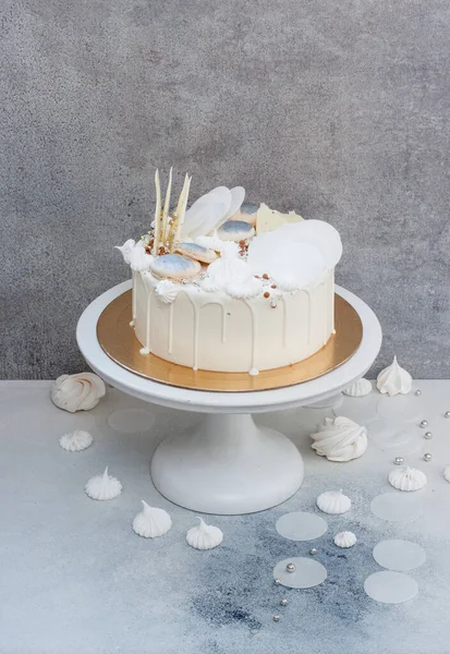 Bolo Casamento Branco Elegante Com Decoração Chocolate Merengues Macaroons Fundo — Fotografia de Stock