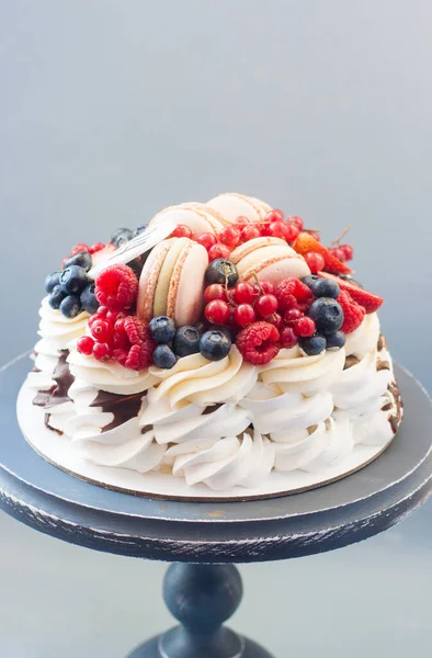 Torta Pavlova Con Fragole Fresche Ciliegie Mirtilli Lamponi Cioccolato Fuso — Foto Stock