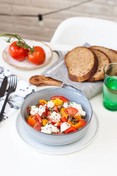 Salade Kom Met Gehakte Tomaten Peper Roomkaas Zwarte Sesam Pompoenpitten — Stockfoto