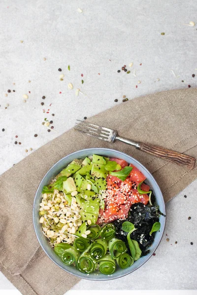 Saltad Laxskål Med Avokado Havskräfta Gurka Sesamfrön Och Böngroddar — Stockfoto