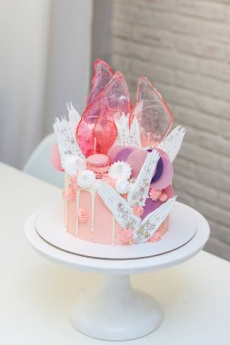 Karamelli, beyaz çikolatalı, waffle kağıtlı, kremalı ve Fransız kurabiyeli modern zarif pembe pasta..