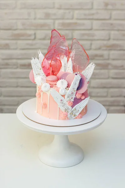 Moderne Elegante Rosa Torte Mit Karamell Weißer Schokolade Waffelpapier Baiser — Stockfoto