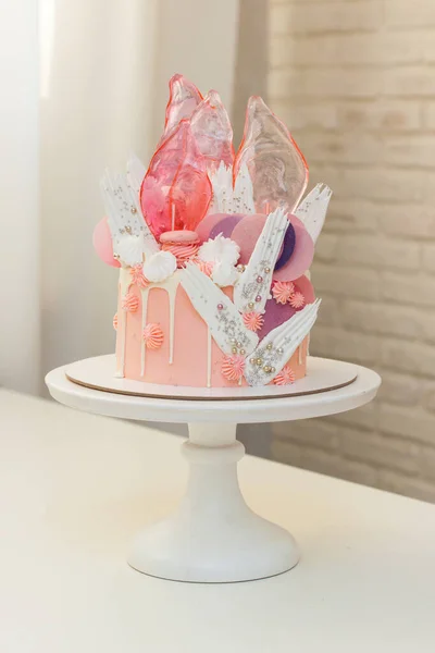 Moderno Elegante Pastel Rosa Con Caramelo Chocolate Blanco Papel Gofre —  Fotos de Stock