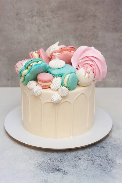 精美的白色蛋糕 配以栗色海贝壳 巧克力和蛋白糖霜装饰 — 图库照片