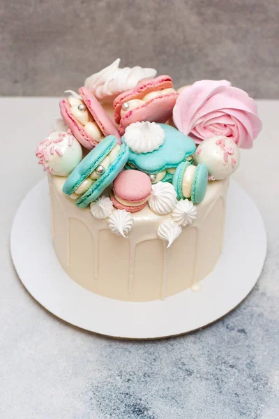 Elegante Witte Taart Met Macaroon Schelpen Chocolade Meringue Decoratie — Stockfoto