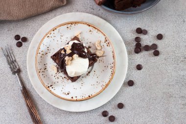 Vanilyalı dondurma, çikolata soslu ve fındıklı ev yapımı browni.