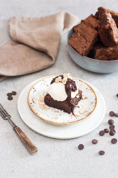 Σπιτικό Brownie Σέσουλα Από Παγωτό Βανίλια Σάλτσα Σοκολάτας Και Ξηρούς — Φωτογραφία Αρχείου