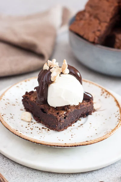 Σπιτικό Brownie Σέσουλα Από Παγωτό Βανίλια Σάλτσα Σοκολάτας Και Ξηρούς — Φωτογραφία Αρχείου