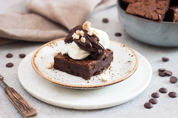 Σπιτικό Brownie Σέσουλα Από Παγωτό Βανίλια Σάλτσα Σοκολάτας Και Ξηρούς — Φωτογραφία Αρχείου