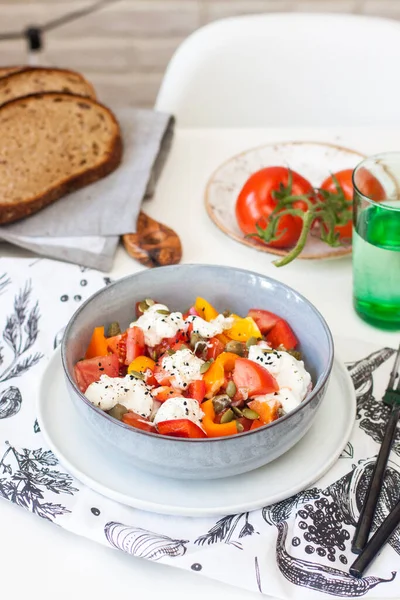 Verse gezonde salade met tomaten, gegrilde peper, kaas, pompoenpitten en zwarte sesam. — Stockfoto