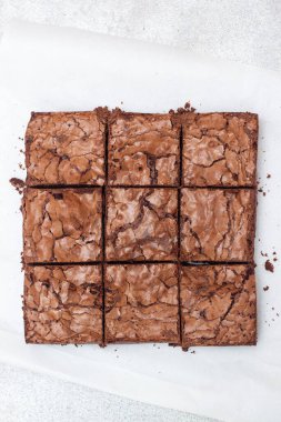 Taze pişmiş çikolatalı gevrek, dokuz parçaya bölünmüş. Yakın çekim.