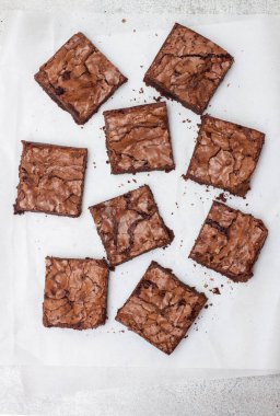 Taze pişmiş çikolatalı gevrek, dokuz parçaya bölünmüş. Yakın çekim.